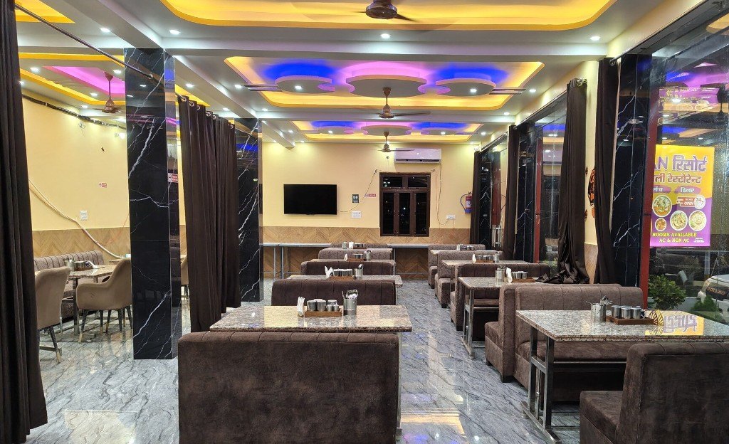 The dining room at Udaan Resort, with booth seating and tables set for a meal